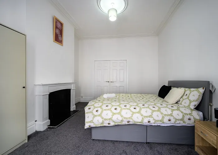 Heart Of Blackpool - Sleeps 10 - Parking
