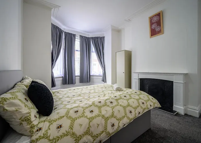 Heart Of Blackpool - Sleeps 10 - Parking