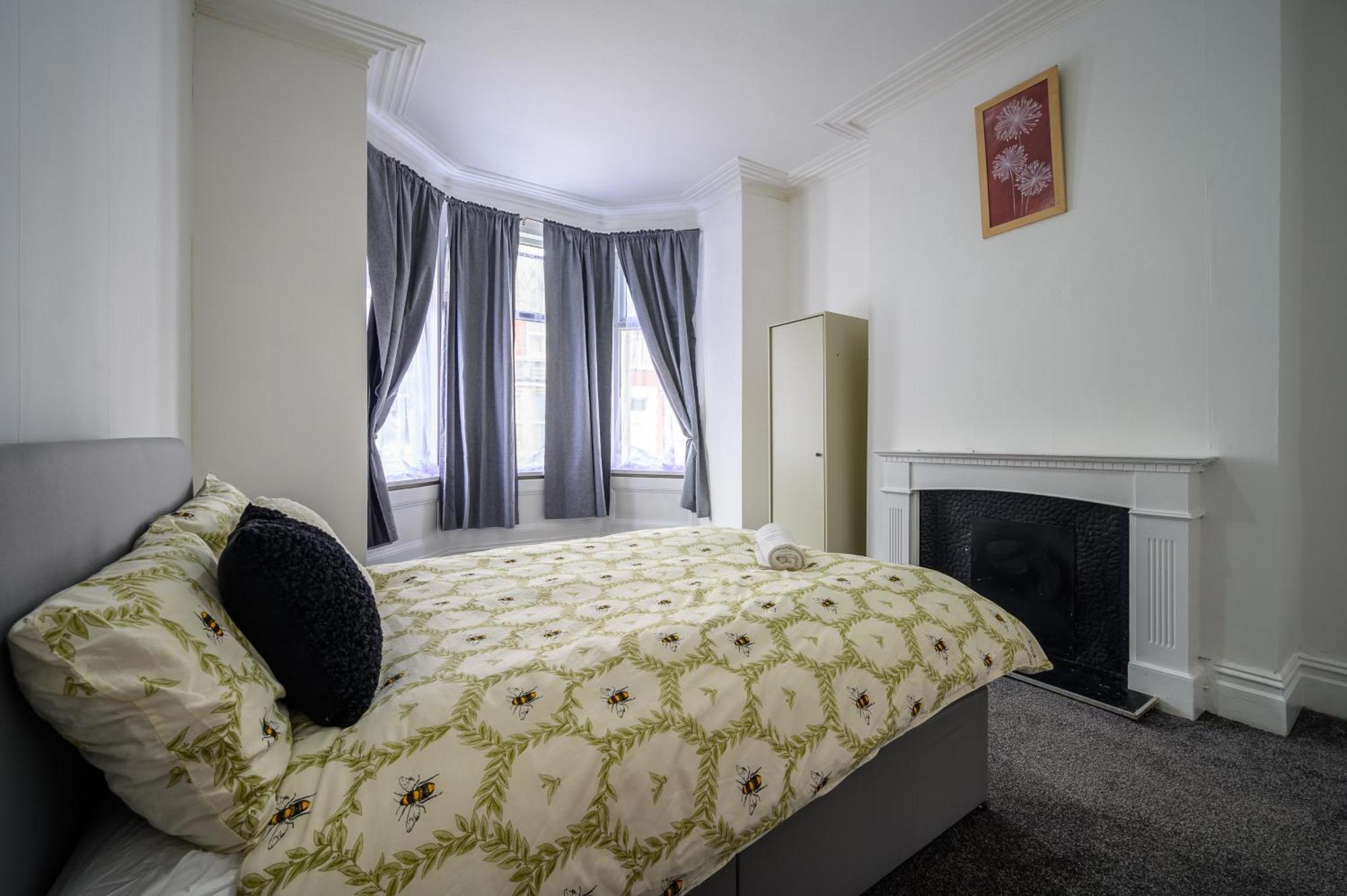 Heart Of - Sleeps 10 - Parking Holiday home *
